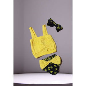 صورة طقم بناتي شورت مطبوع و تي شيرت سادة وتوكة شعر (3 قطع)